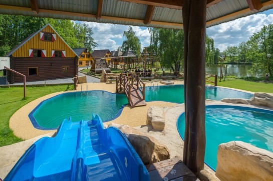 letní tábory v resortu březová a bazén